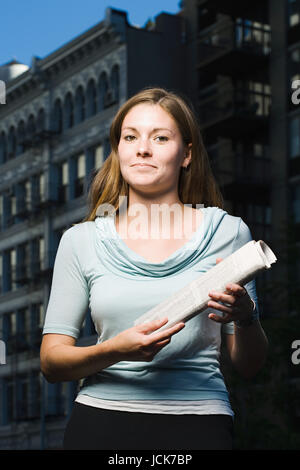 Frau Holding Zeitung Stockfoto