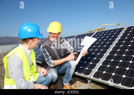 Mann mit Solarzellen-Technologie, Studentin Stockfoto