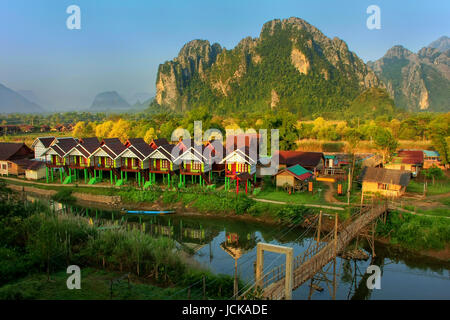 Reihe von touristischen Bungalows entlang Nam Song River in Vang Vieng, Provinz Vientiane, Laos. Vang Vieng ist ein beliebtes Reiseziel für Abenteuer-Tourismus in einer Stockfoto