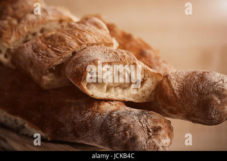 Seelenfrieden Lavash und paar Baguet Brot in warmen Tönen in der Küche. Der Hintergrund jedoch unscharf Stockfoto