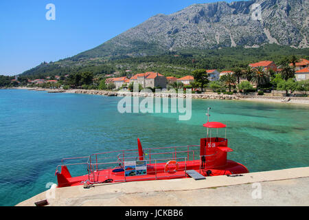 Uferpromenade der Stadt Orebic auf der Halbinsel Peljesac, Kroatien. Es wurde nach der Familie benannt, das Schloss innerhalb der befestigten Siedlung in 158 restauriert Stockfoto