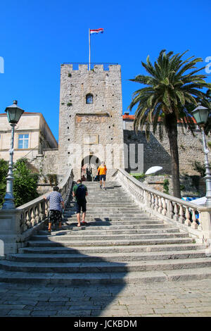 Kopnena Vrata (Landtor) in der Altstadt von Korcula, Kroatien. Korcula ist eine historische Festungsstadt an der geschützten Ostküste der Insel Korcula Stockfoto