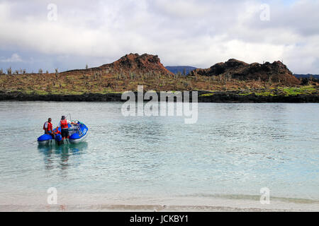 Touristischen Schlauchboot fahren zwischen chinesischer Hut und Santiago Inseln, Galapagos Nationalpark in Ecuador. Stockfoto