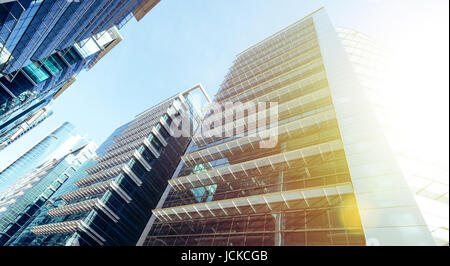 Gemeinsame moderne Wolkenkratzer, Hochhäuser, Architektur, die Erhöhung in den Himmel, Sonne. Konzepte der Finanz, Wirtschaft, Zukunft etc.. Stockfoto