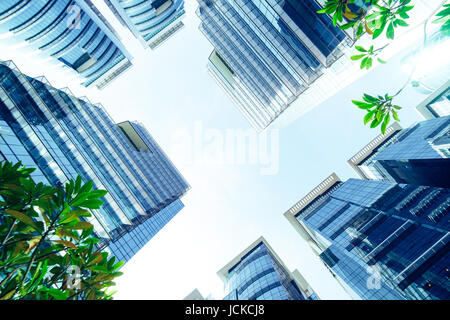 Gemeinsame moderne Wolkenkratzer, Hochhäuser, Architektur, die Erhöhung in den Himmel, Sonne. Konzepte der Finanz, Wirtschaft, Zukunft etc.. Stockfoto