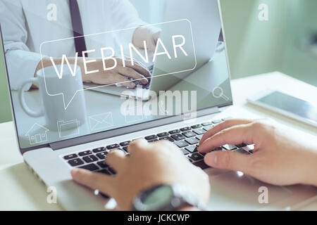 Geschäftsmann, arbeiten auf seinem Laptop mit Webinar Website auf seinem Computerbildschirm, Online-E-Business-Konzept. hautnah und Fokus ausgewählt. Stockfoto