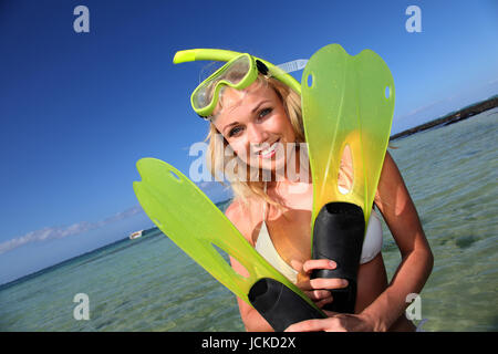Lächelnde Frau mit Schnorcheln outfit Stockfoto