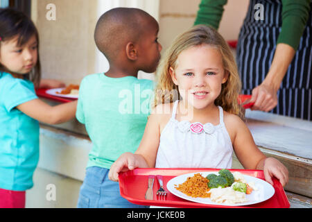 Elementare Schüler sammeln gesundes Mittagessen In der Cafeteria Stockfoto