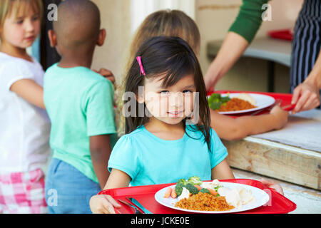 Elementare Schüler sammeln gesundes Mittagessen In der Cafeteria Stockfoto