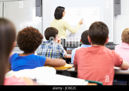 Lehrer im Unterricht mit interaktiven Whiteboards stehen Stockfoto