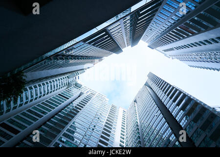 Abstrakte niedrigen Winkel Blick auf gemeinsame moderne Wolkenkratzer. Wohnblock mehrstöckige modernes und stilvolles Wohnen. Immobilien und neues Haus. Stockfoto