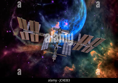 Internationale Raumstation ISS über Nebel. Elemente des Bildes von der NASA eingerichtet. Stockfoto