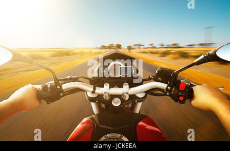 Biker fahren ein Motorrad fährt entlang der Landstraße, morgen-Szene. Egoperspektive Winkel. Stockfoto