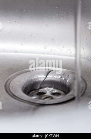Ablauföffnung in der Küchenspüle closeup Stockfoto