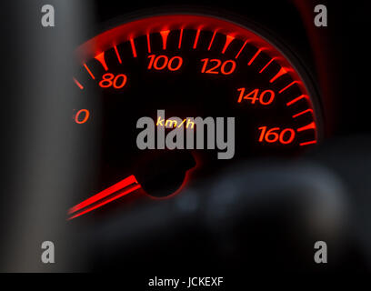 Auto Kilometerzähler Nacht Nahaufnahme Stockfoto