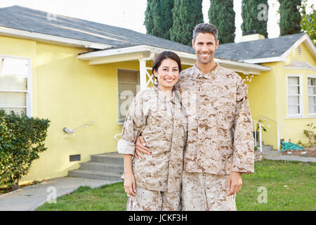 Militärische paar In Uniform stehen außen Haus Stockfoto