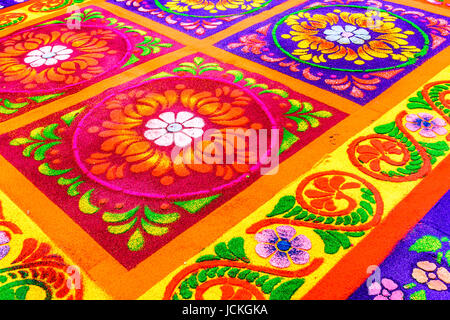 Antigua, Guatemala - 13. April 2017: gefärbte Sägespäne Fastenzeit Teppich für die Prozession in der Stadt mit dem berühmtesten Feierlichkeiten zur Karwoche in Lateinamerika Stockfoto