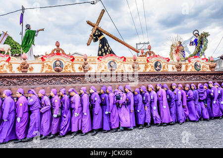 Antigua, Guatemala - 13. April 2017: gründonnerstag Prozession in der Stadt mit dem berühmtesten Feierlichkeiten zur Karwoche in Lateinamerika Stockfoto