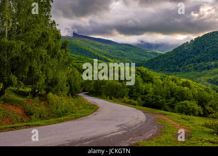 Leere Landschaft Asphaltstraße wicklung in Bergen. Karpaten-Landschaft bei bewölkten Sonnenaufgang Stockfoto