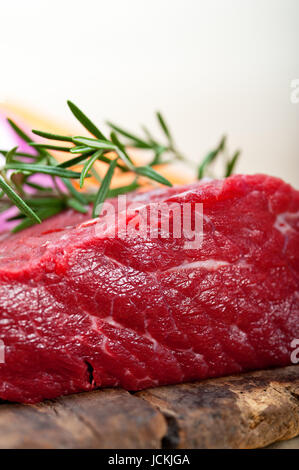 frisches rohes Rindfleisch schneiden bereit, Kochen mit Gemüse und Kräutern Stockfoto