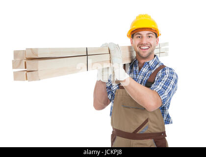 In voller Länge Portrait von junge Arbeiter tragen Holzplanken auf weißem Hintergrund Stockfoto