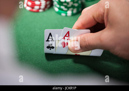 Nahaufnahme der Mann mit zwei Asse im casino Stockfoto