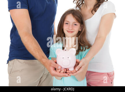 Mittelteil der Familie zusammenzuhalten Sparschwein Stockfoto