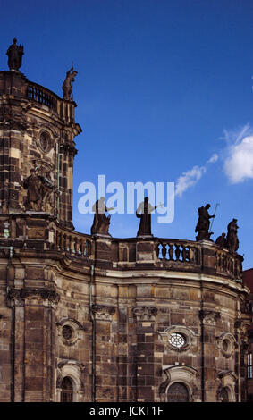 Skulpturen auf der Kirche Hofkirche, die katholische Kirche von der königlichen Gericht von Sachsen, Dresden, Sachsen, Deutschland Stockfoto