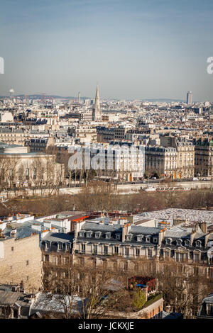 Skyline von Paris Mit Stadtbild eine der Saine Mit Blauem Himmel Im Sommer Stockfoto