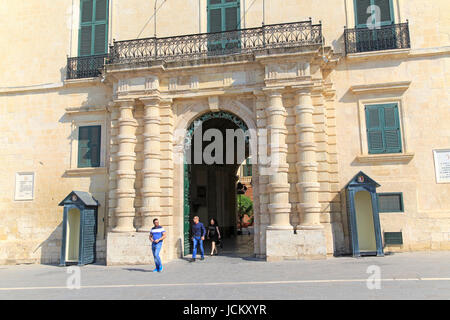 Fassade des Großmeisters Palastgebäude, Saint George Square, Valletta, Malta Stockfoto