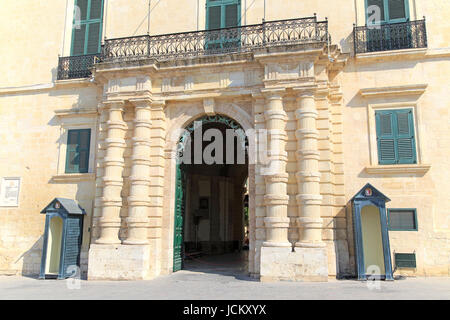 Fassade des Großmeisters Palastgebäude, Saint George Square, Valletta, Malta Stockfoto