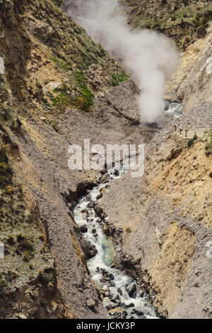 Fumarole, entstehen heiße schwefelhaltige Gase von der Erde in der Nähe von einem peruanischen Vulkan. Stockfoto