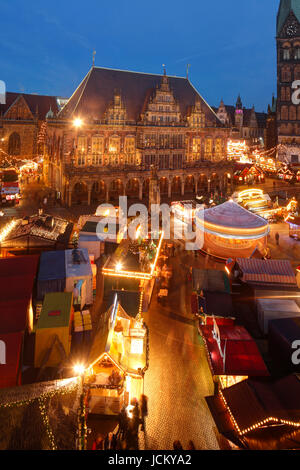 Altes Rathaus Und Weihnachtsmarkt bin Marktplatz Bei Abenddämmerung, Bremen, Deutschland I Rathaus mit Weihnachtsmarkt am Marktplatz in D Stockfoto