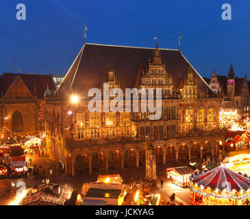 Altes Rathaus Und Weihnachtsmarkt bin Marktplatz Bei Abenddämmerung, Bremen, Deutschland I Rathaus mit Weihnachtsmarkt am Marktplatz in D Stockfoto