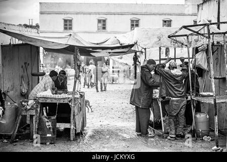 Metzger stehen in einem traditionellen Landschaft Markt in Marokko Stockfoto