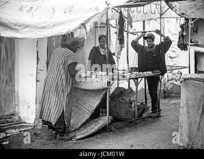 Metzger stehen in einem traditionellen Landschaft Markt in Marokko Stockfoto