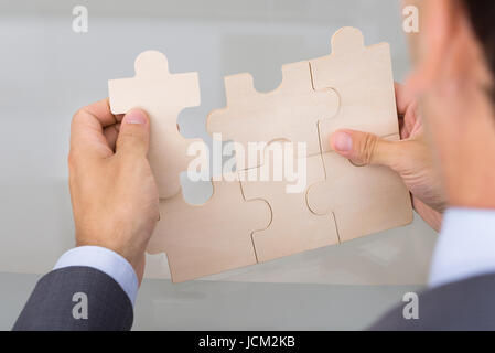 Geschäftsmann Montage Jigsaw Puzzle. Über die Schulter-Blick Stockfoto