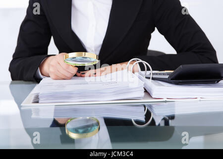 Nahaufnahme der Uditor Prüfung Finanzdokumente am Schreibtisch im Büro Stockfoto