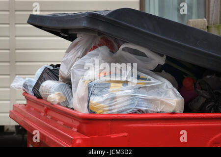 Über gefüllt Abfallbehälter zur Abholung bereit. Stockfoto