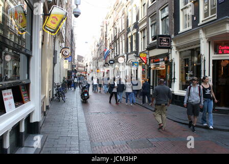 Warmoesstraat, überfüllt mit Touristen, zentrale Amsterdam, Niederlande. Stockfoto