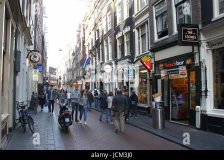 Warmoesstraat, überfüllt mit Touristen, zentrale Amsterdam, Niederlande. Stockfoto