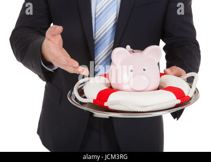 Mittelteil des Kaufmanns Sparschwein mit Rettungsring auf weißem Hintergrund zu schützen Stockfoto