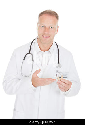 Porträt von zuversichtlich Mitte Erwachsenen Arzt modernen Hörgerät Haltevorrichtung auf weißem Hintergrund Stockfoto