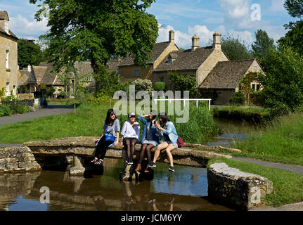 Japanische Mädchen, die die Selfie in das Dorf von Lower Slaughter, Gloucester, England UK Stockfoto