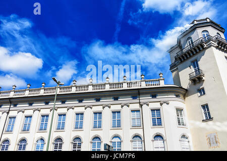 Fridericianum (erbaut im Jahre 1769-1779) in Kassel - weißer Rauch aus dem Turm des Museums - Documenta 14 eröffnet-Hessen, Deutschland Stockfoto