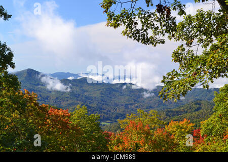 Appalachian Mountain Szene-02 Smokey Berggipfel gesehen durch die Bäume im Herbst. Stockfoto