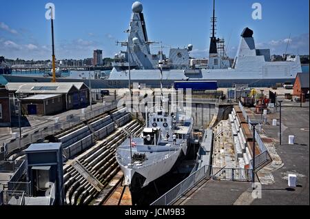 Portsmouth Historic Dockyard Hampshire UK HMS M33 ein Monitor M29-Klasse der Royal Navy im Jahre 1915 erbaut. Letzte Überlebende von Gallipoli. Ersten Weltkrieg Stockfoto