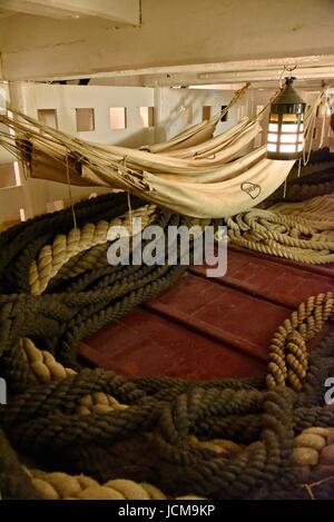 HMS Sieg Nelsons Flaggschiff an der Portsmouth Historic Dockyard Hampshire UK Matrosen Hängematten auf einem Gundeck geschlungen bewahrt. Stockfoto