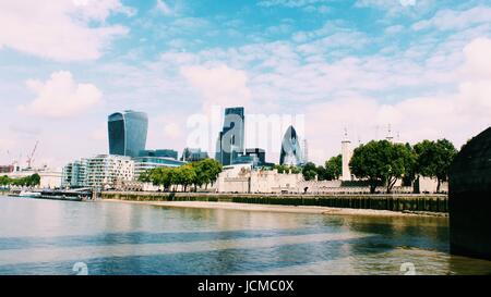 Blick auf die Skyline von London mit The Shard, entnommen aus der Themse. Stockfoto