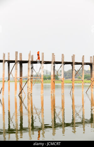 Mönch Kreuzung U Bein Brücke, Amarapura Taungmyo See, Region Mandalay, Myanmar Stockfoto